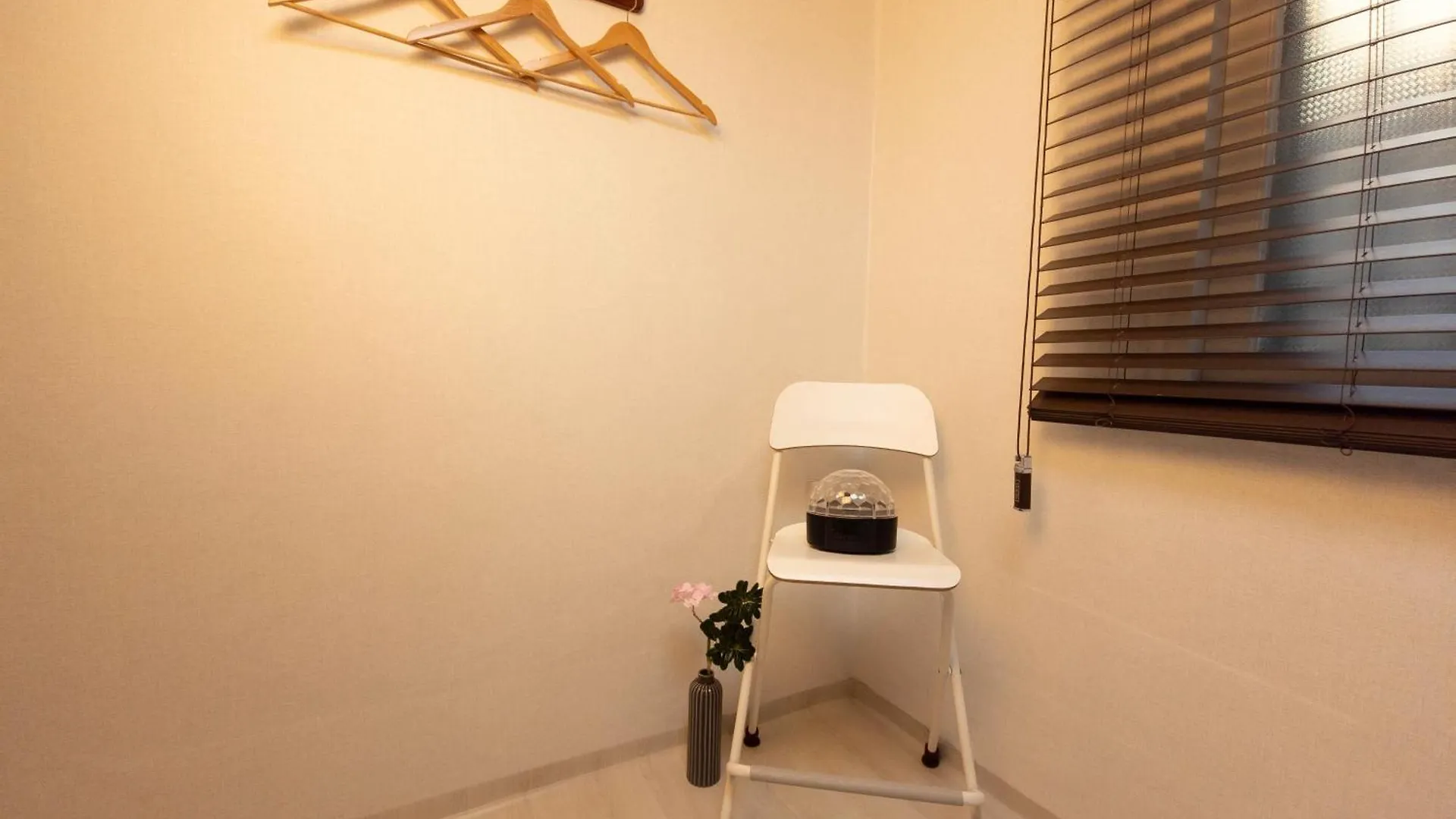 Apartment Cozy 2-Room Accommodation, 5 Minutes Walk From Hwagok Station, Close To Gimpo Airport, Hongdae, And Kbs Arena Seoul