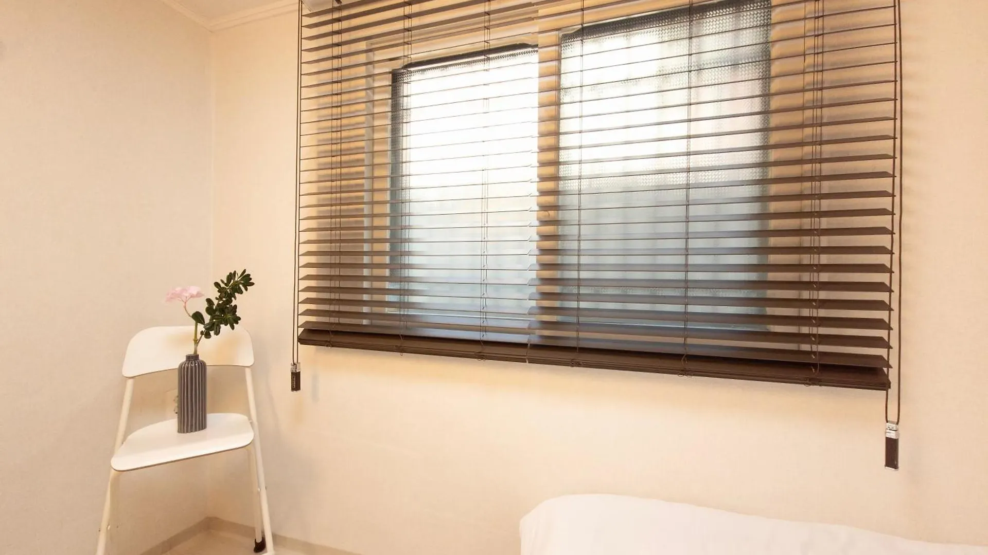 Apartment Cozy 2-Room Accommodation, 5 Minutes Walk From Hwagok Station, Close To Gimpo Airport, Hongdae, And Kbs Arena Seoul